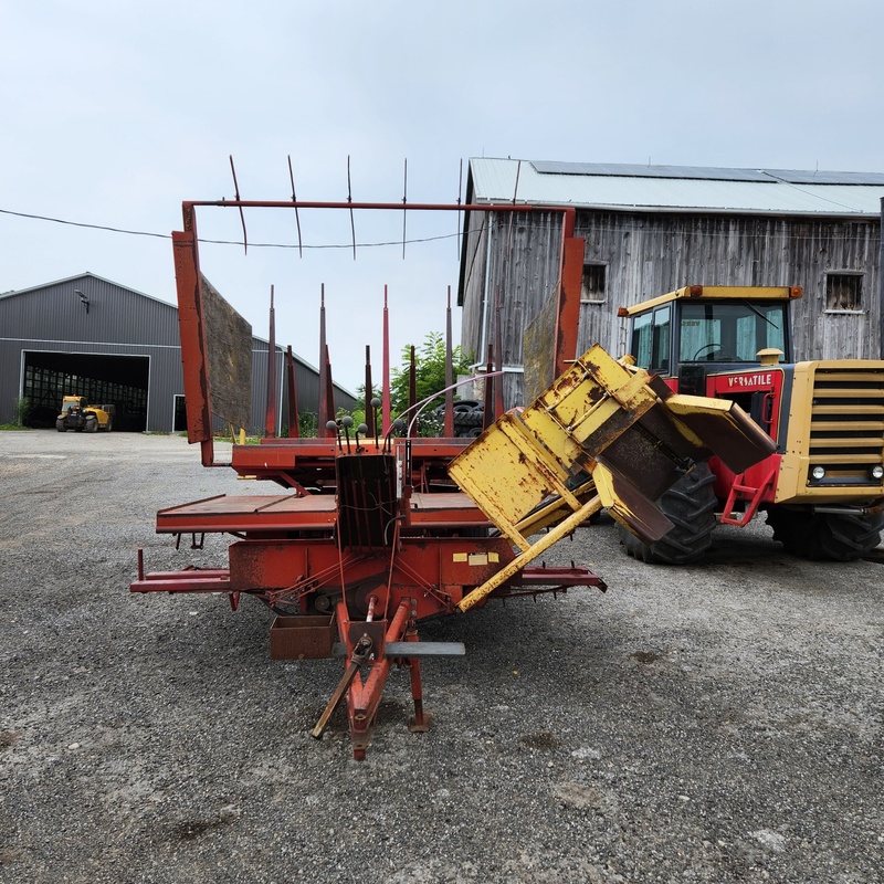 Hay Equipment  New Holland 1033 Bale Wagon Photo