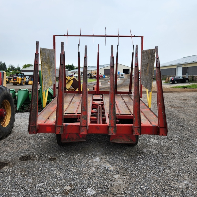 Hay Equipment  New Holland 1033 Bale Wagon Photo