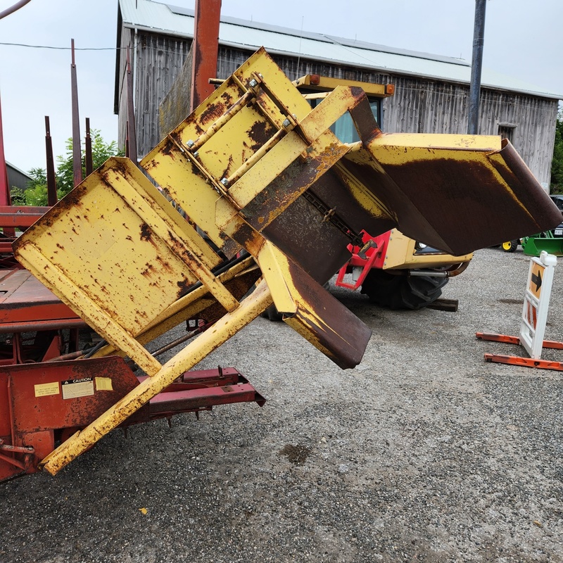 Hay Equipment  New Holland 1033 Bale Wagon Photo