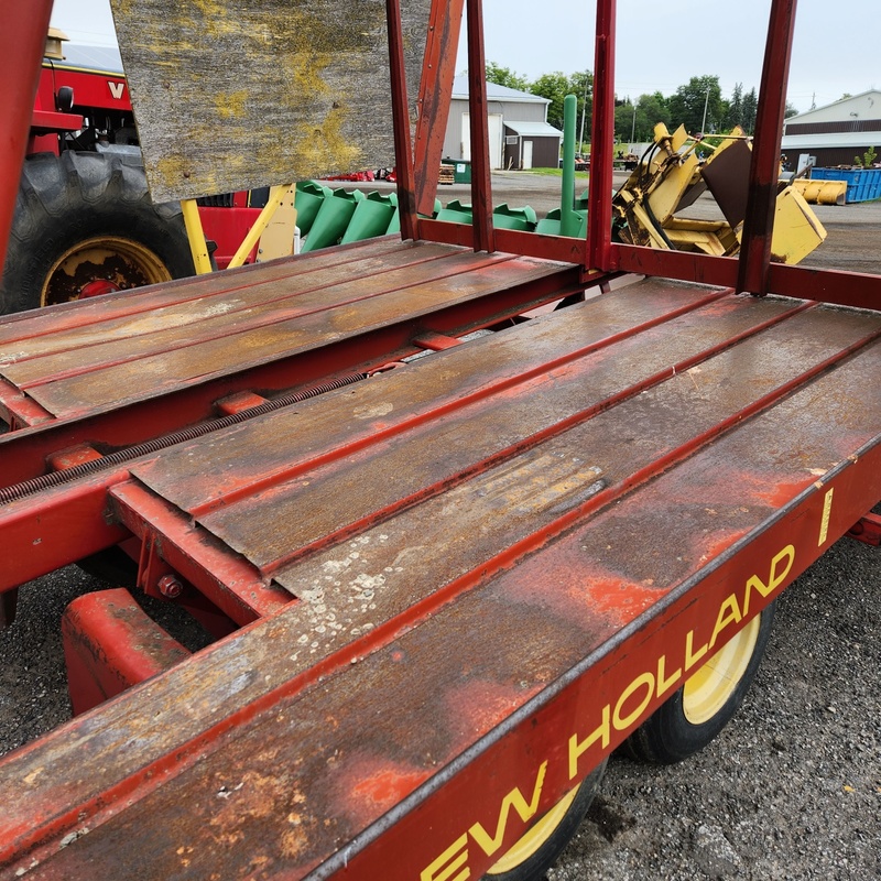 Hay Equipment  New Holland 1033 Bale Wagon Photo