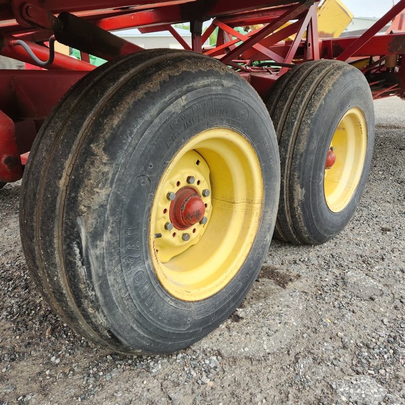 Hay Equipment  New Holland 1033 Bale Wagon Photo