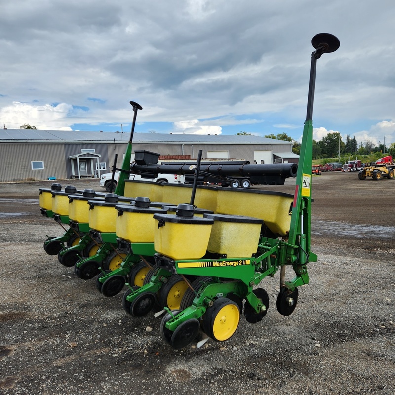 Planting Equipment  John Deere 7200 Planter Photo