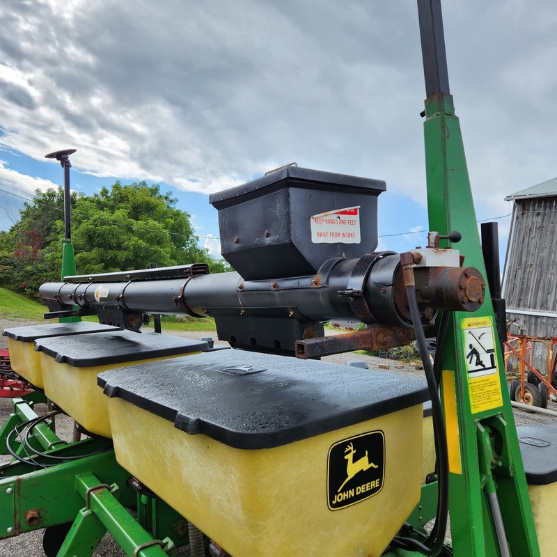 Planting Equipment  John Deere 7200 Planter Photo