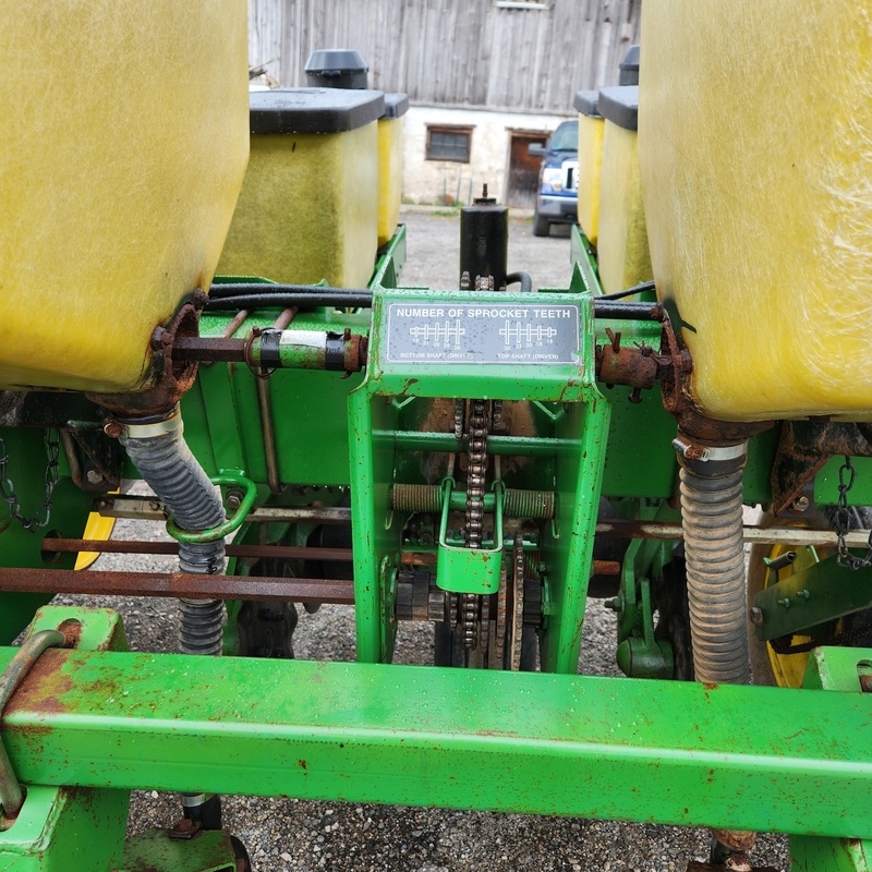 Planting Equipment  John Deere 7200 Planter Photo