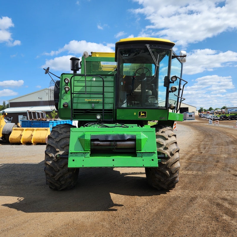 Combines & Harvesting Equipment  John Deere 6620 Combine Photo