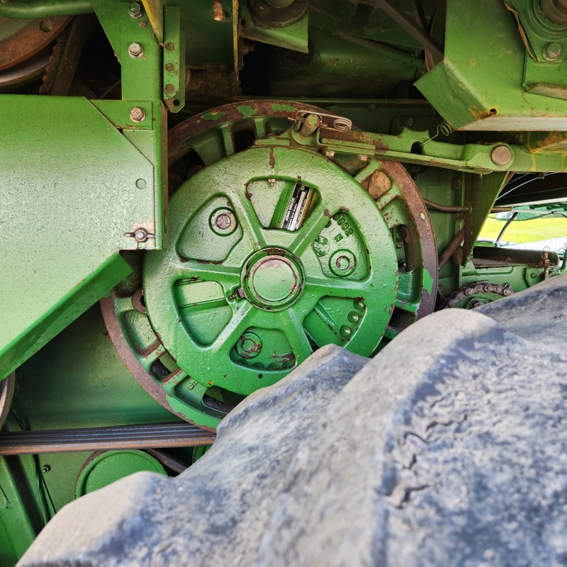 Combines & Harvesting Equipment  John Deere 6620 Combine Photo