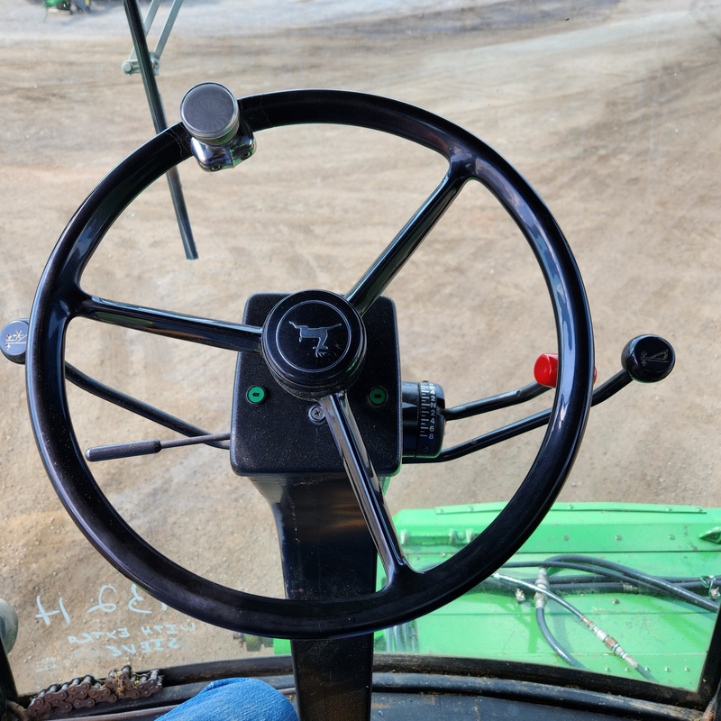 Combines & Harvesting Equipment  John Deere 6620 Combine Photo