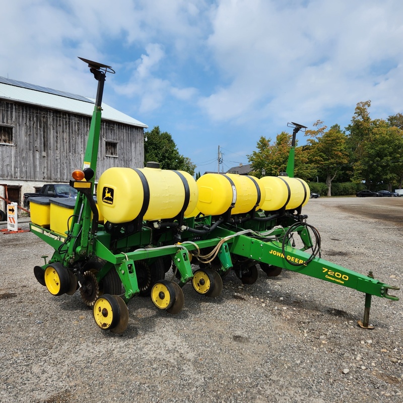 Planting Equipment  John Deere 7200 Planter  Photo