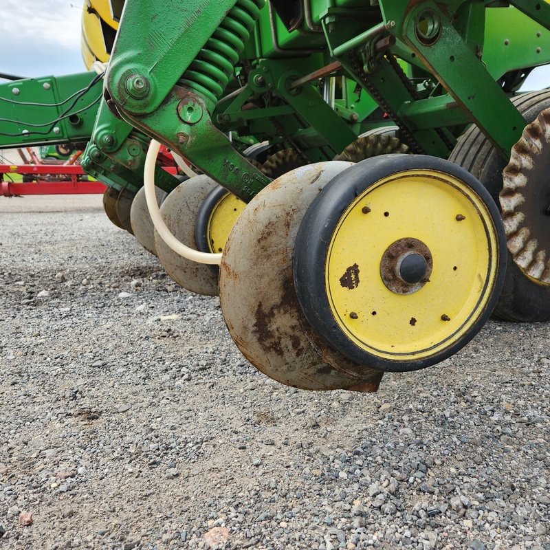 Planting Equipment  John Deere 7200 Planter  Photo