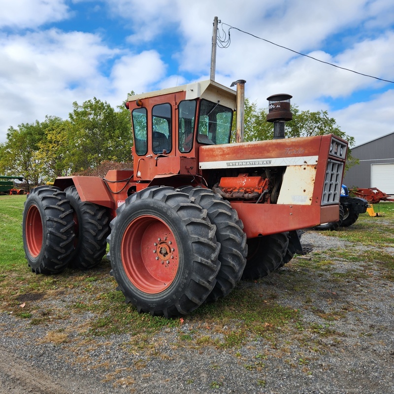 Tractors - Farm  International 4568 Tractor  Photo