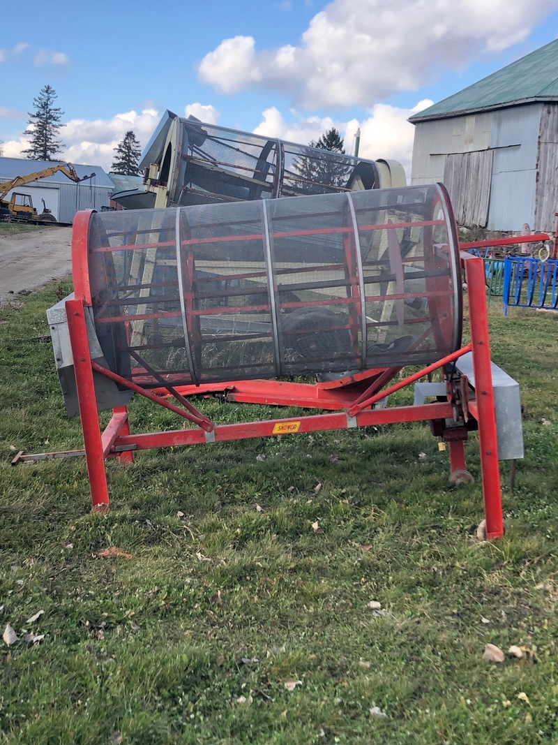 Grain Handling  Snowco Grain Cleaner with Fill Auger Photo