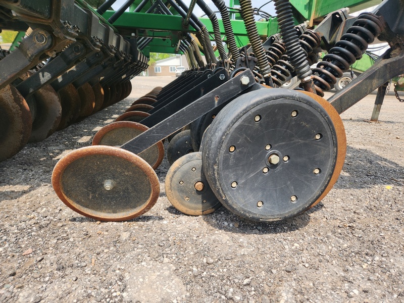 Planting Equipment  John Deere 750 No-Till Drill  Photo