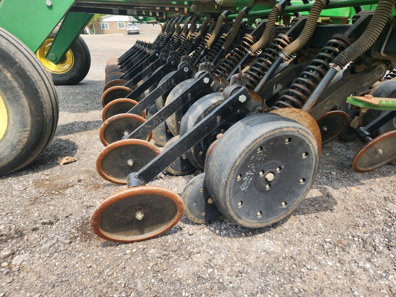 Planting Equipment  John Deere 750 No-Till Drill  Photo