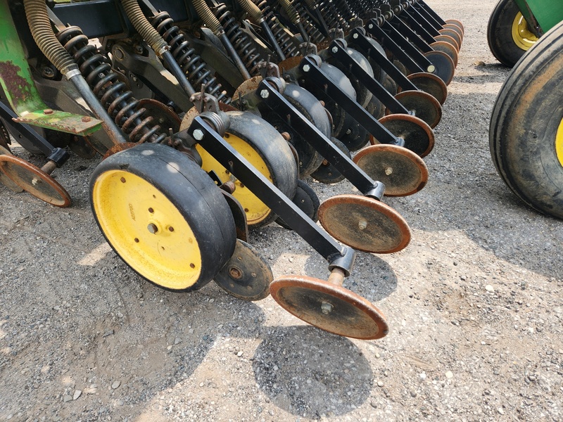 Planting Equipment  John Deere 750 No-Till Drill  Photo