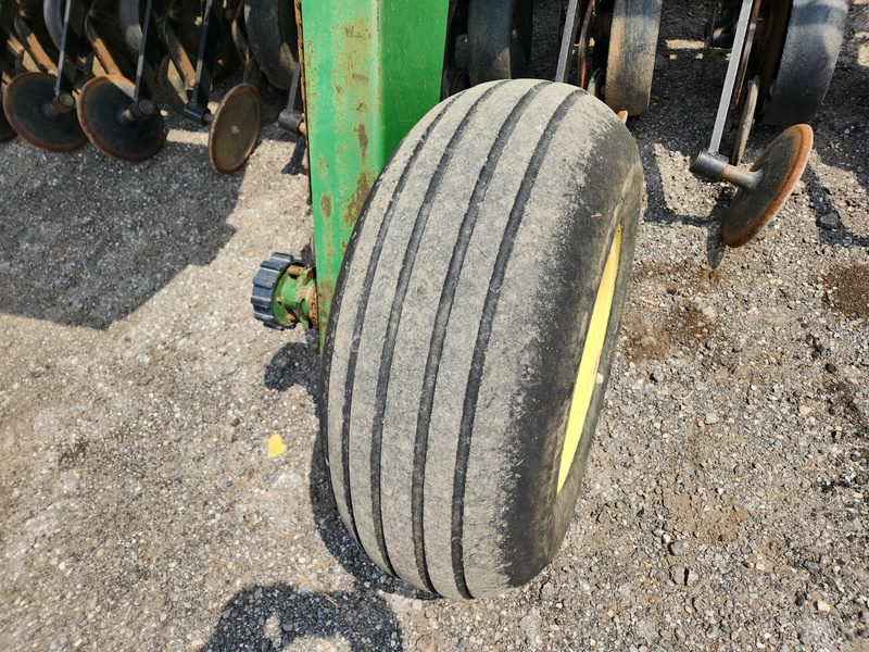 Planting Equipment  John Deere 750 No-Till Drill  Photo