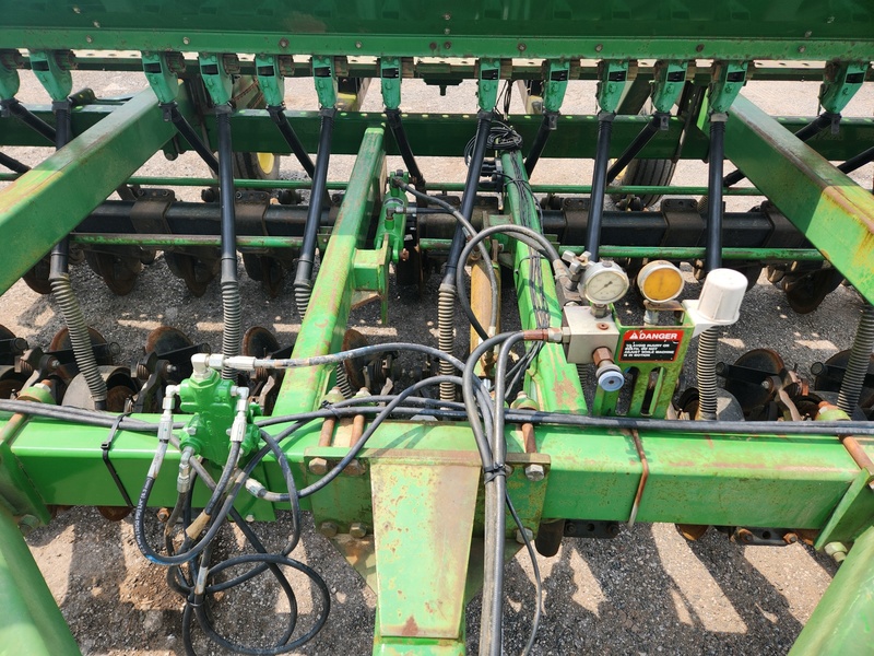 Planting Equipment  John Deere 750 No-Till Drill  Photo