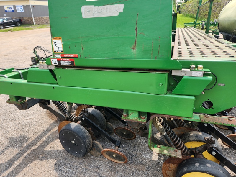 Planting Equipment  John Deere 750 No-Till Drill  Photo