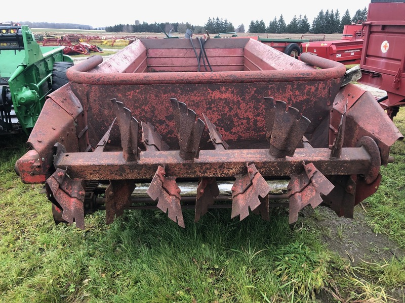 Manure Equipment  International 550 Manure Spreader - Single Beater with End Gate Photo