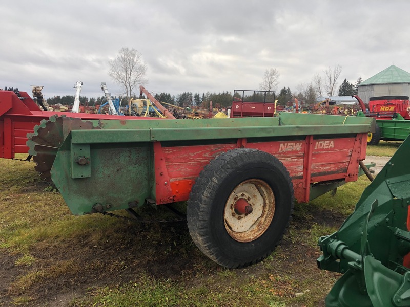 Manure Equipment  New Idea Manure Spreader - Single Beater Photo