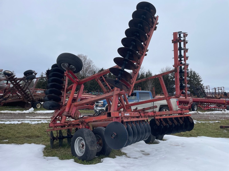 Tillage - Discs  Massey Ferguson 820 - 24' Disc Photo