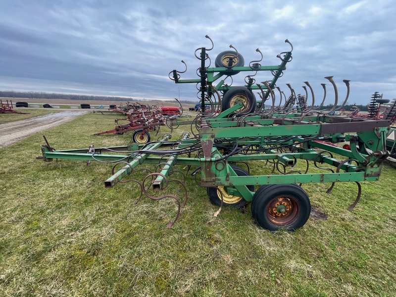 Tillage - Cultivators  John Deere Cultivator (26ft) - Walking Tandems, S-tine shanks Photo