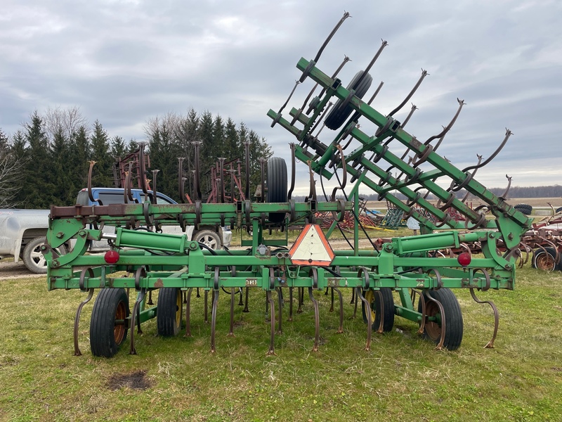 Tillage - Cultivators  John Deere Cultivator (26ft) - Walking Tandems, S-tine shanks Photo