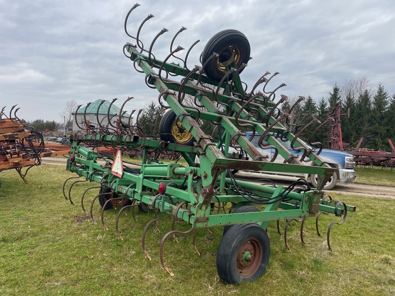 Tillage - Cultivators  John Deere Cultivator (26ft) - Walking Tandems, S-tine shanks Photo