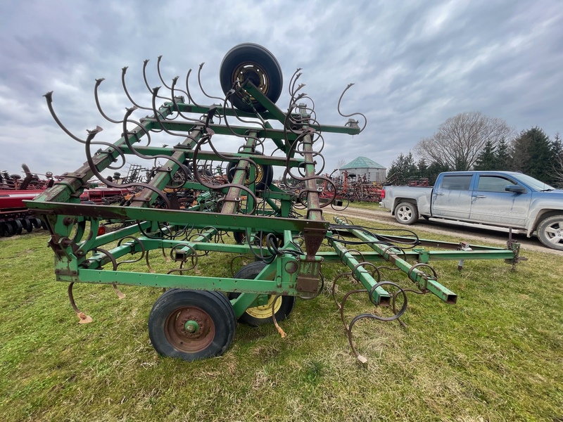 Tillage - Cultivators  John Deere Cultivator (26ft) - Walking Tandems, S-tine shanks Photo