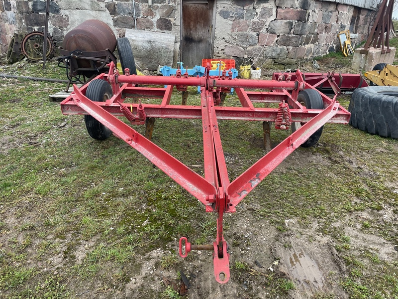 Tillage - Plows  Graham Chisel Plow - 7 Shank Photo