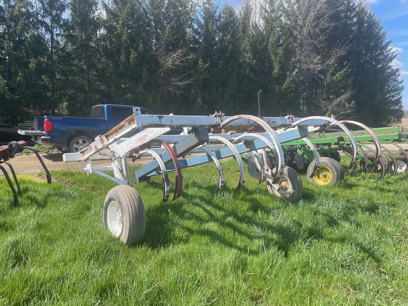 Tillage - Plows  DM-7 10 Teeth Chisel Plow Photo