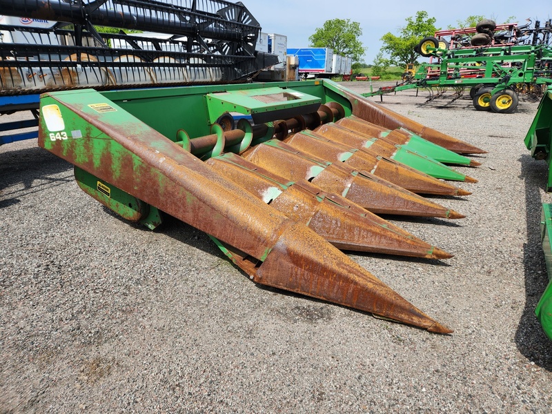 Combines & Harvesting Equipment  John Deere 643 Corn Head  Photo