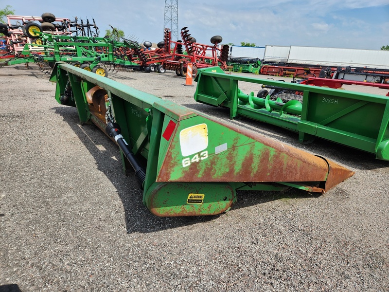 Combines & Harvesting Equipment  John Deere 643 Corn Head  Photo