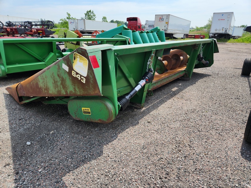 Combines & Harvesting Equipment  John Deere 643 Corn Head  Photo