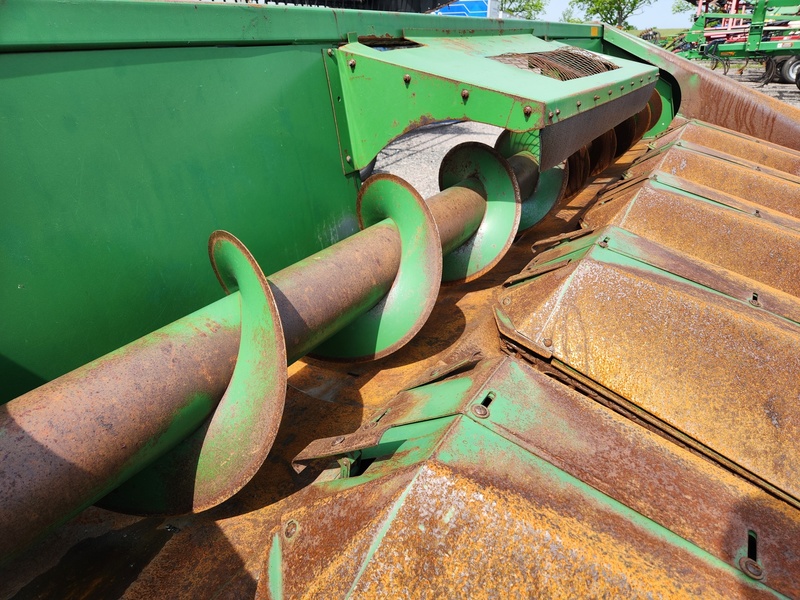 Combines & Harvesting Equipment  John Deere 643 Corn Head  Photo