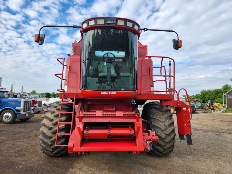 Combines & Harvesting Equipment  Case IH 2388 Combine  Photo