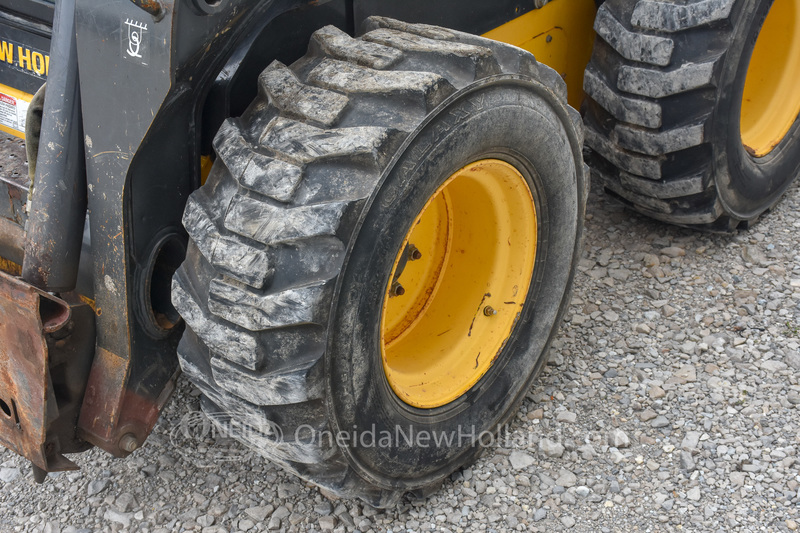 Skidsteers & Track Loaders  2012 New Holland L225 SkidSteer Photo