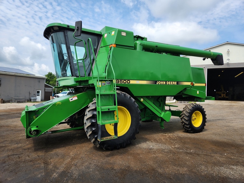 Combines & Harvesting Equipment  John Deere 9500 Combine  Photo