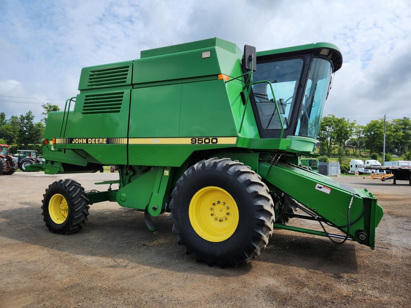 Combines & Harvesting Equipment  John Deere 9500 Combine  Photo