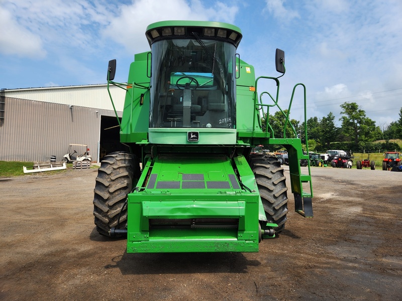 Combines & Harvesting Equipment  John Deere 9500 Combine  Photo