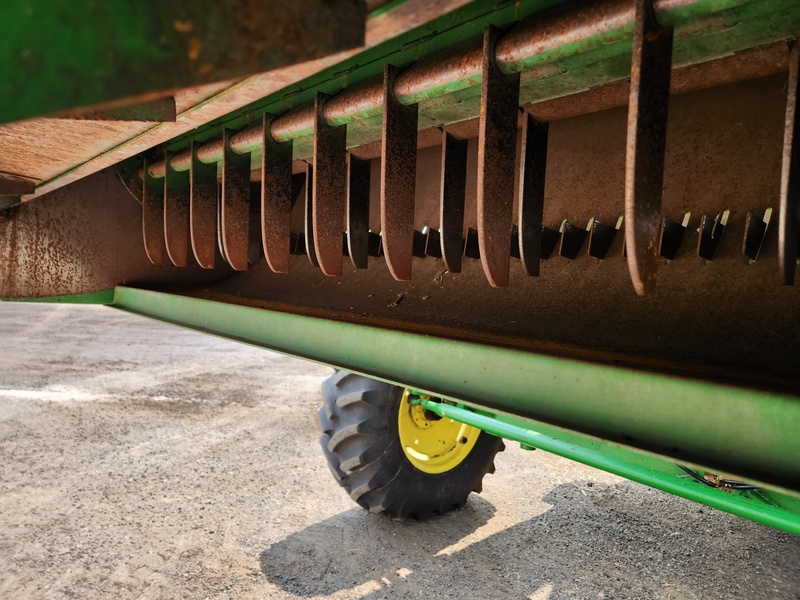 Combines & Harvesting Equipment  John Deere 9500 Combine  Photo