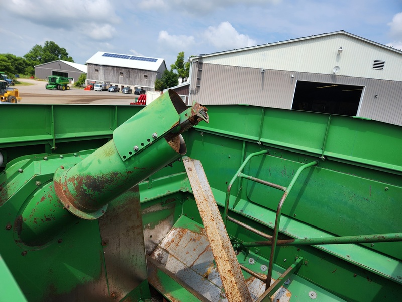 Combines & Harvesting Equipment  John Deere 9500 Combine  Photo