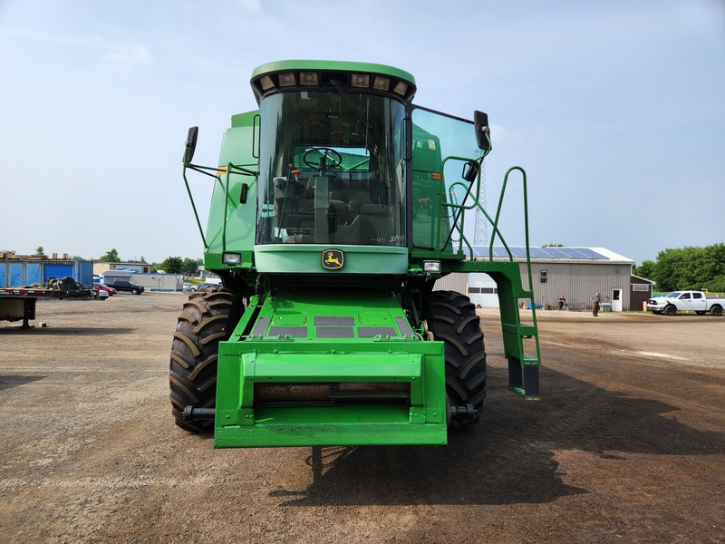 Combines & Harvesting Equipment  John Deere 9400 Combine  Photo