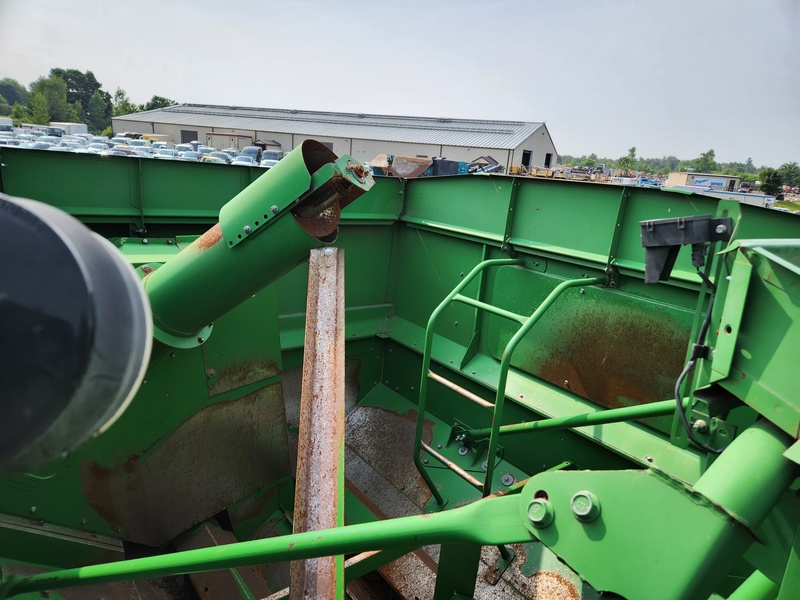 Combines & Harvesting Equipment  John Deere 9400 Combine  Photo