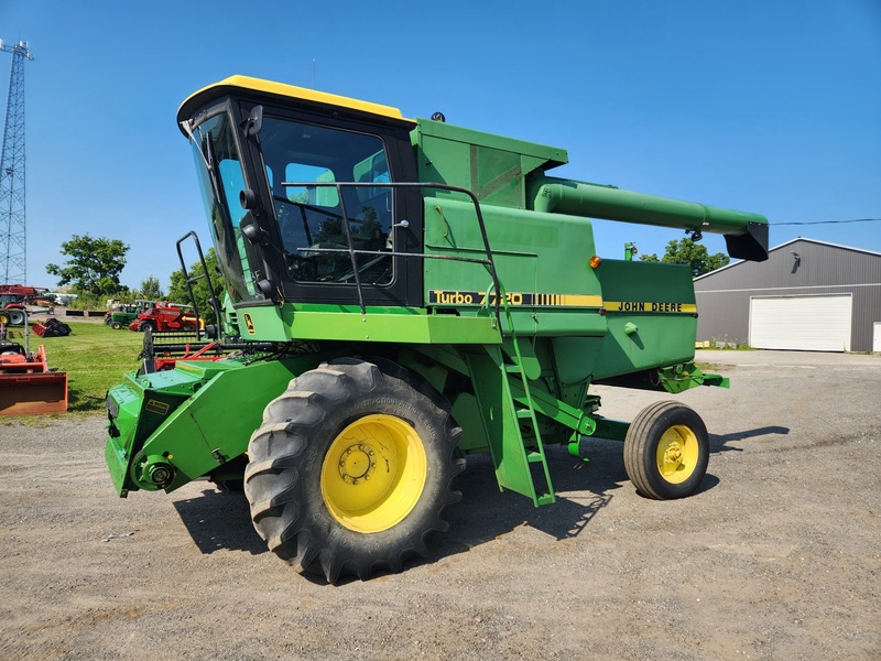 Combines & Harvesting Equipment  John Deere 7720 Combine  Photo