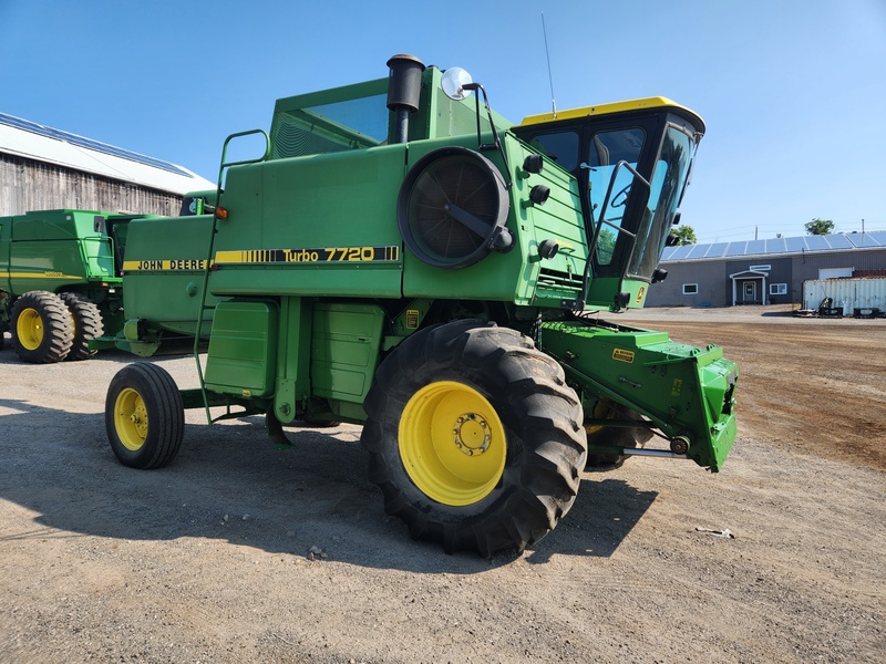 Combines & Harvesting Equipment  John Deere 7720 Combine  Photo