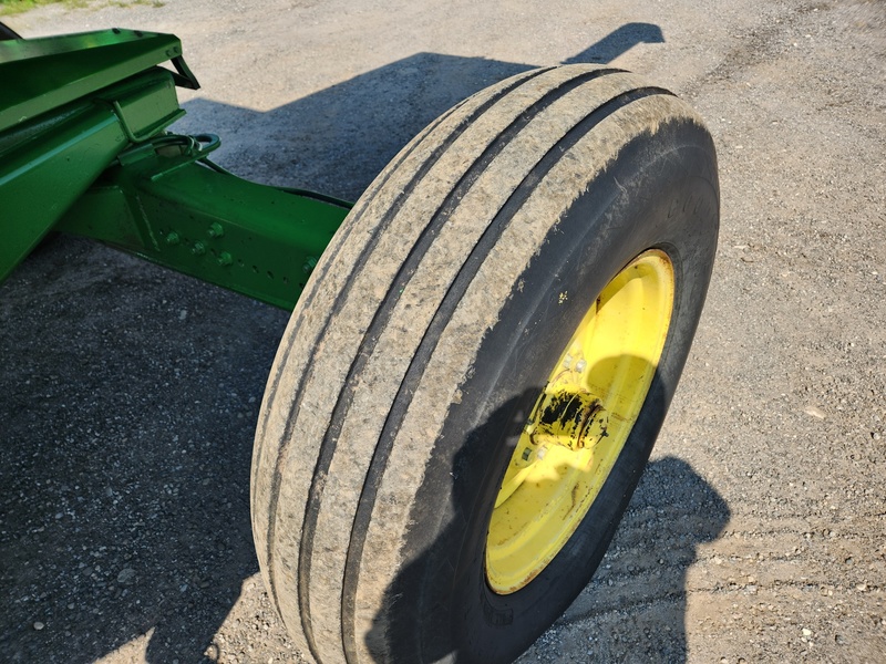 Combines & Harvesting Equipment  John Deere 7720 Combine  Photo