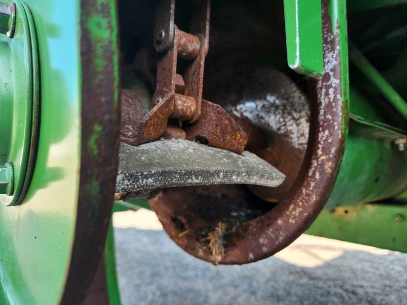 Combines & Harvesting Equipment  John Deere 7720 Combine  Photo