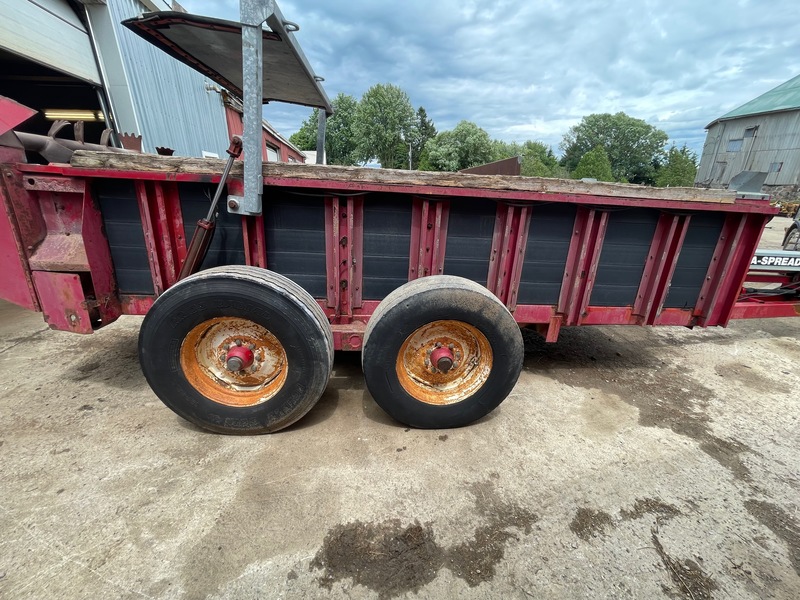 Manure Equipment  Hagedorn 275 Hydra-Spread Manure Spreader Photo