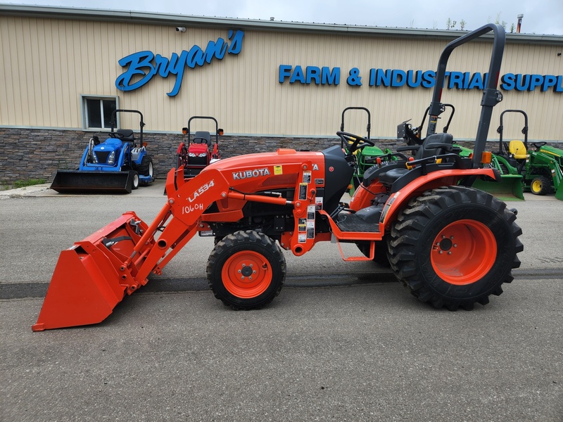 Tractors - Compact  Kubota B3350 Tractor  Photo