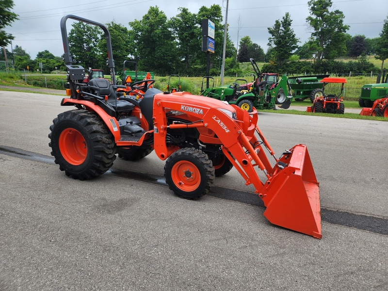 Tractors - Compact  Kubota B3350 Tractor  Photo